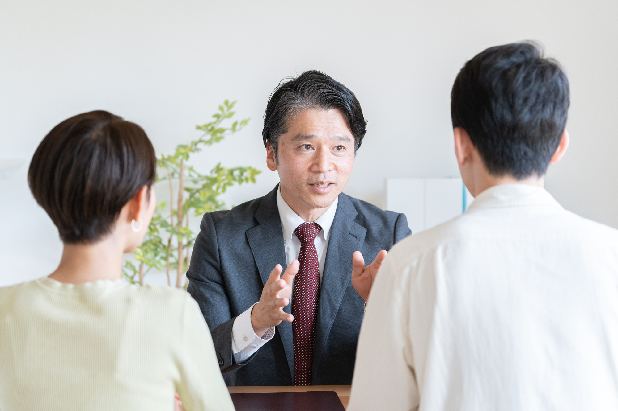 不動産営業のクロージングは「黙る力」で決まる！沈黙のプレッシャーで売主の本音を引き出すテクニック